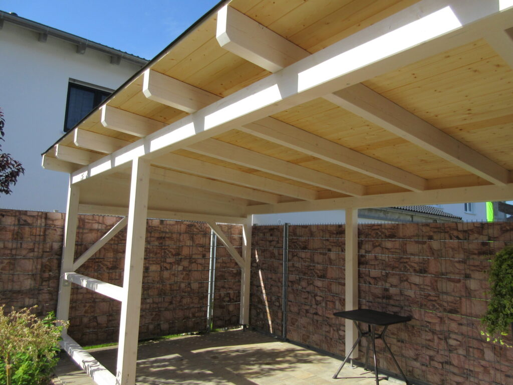 Überdachung mit Holzkonstruktion und Plexiglas