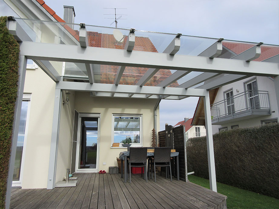 Überdachung mit Holzkonstruktion und Sicherheitsglas